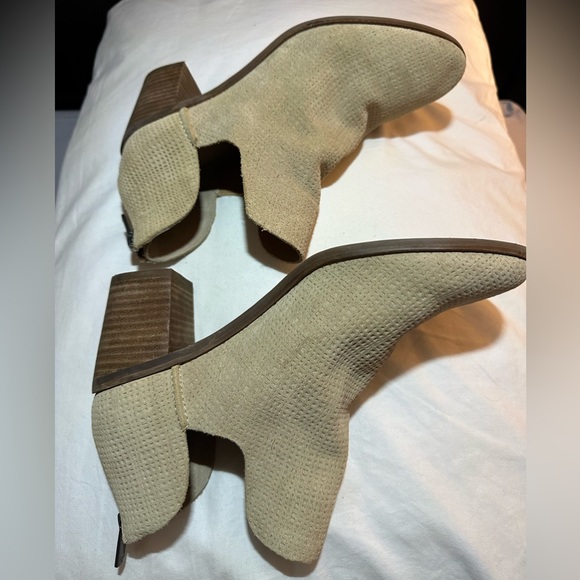 Lucky Brand Powe Suede Cutout Ankle Bootie 91/2  never used - Picture 7 of 9